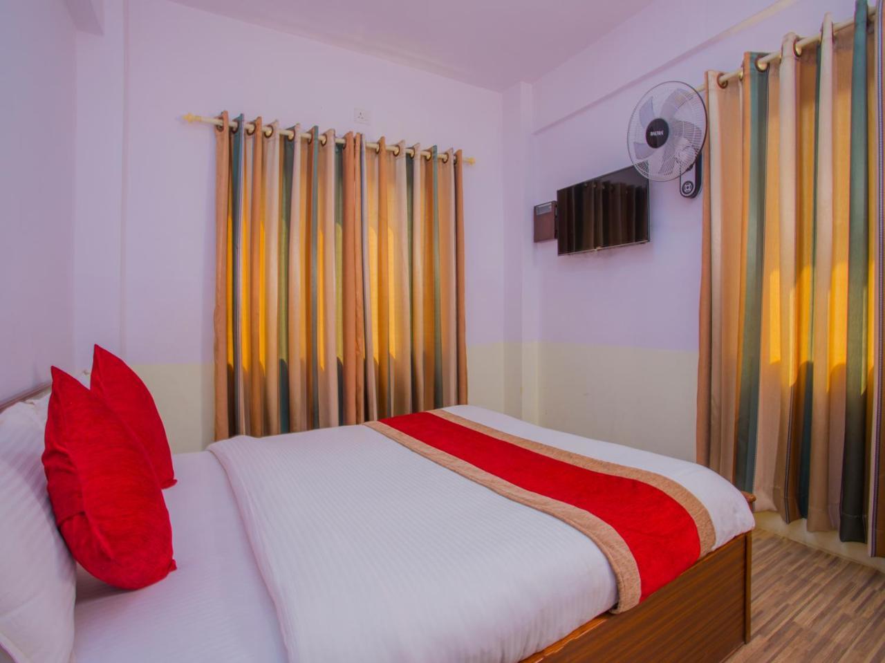 Oyo 255 White Zambala Hotel カトマンズ エクステリア 写真