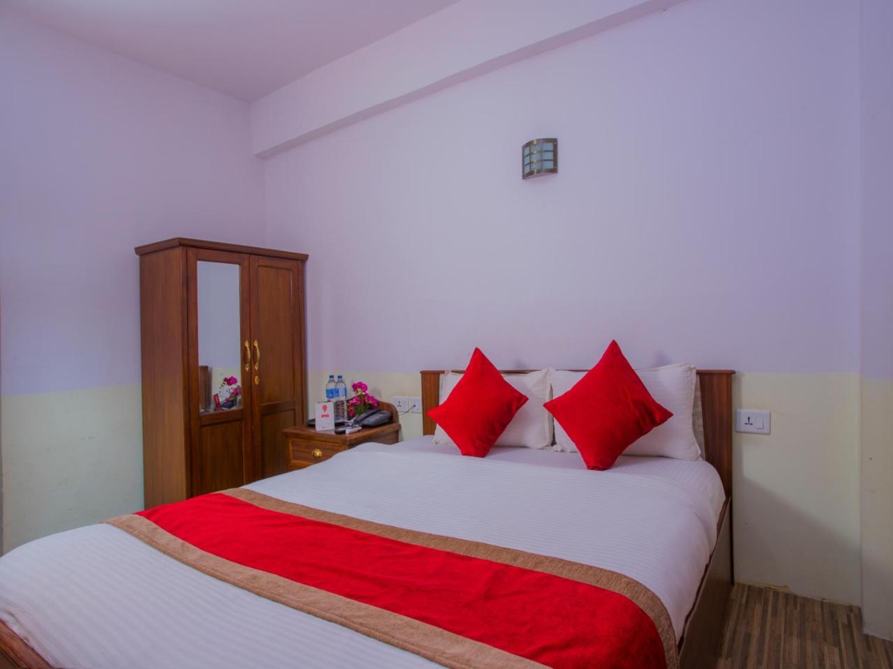 Oyo 255 White Zambala Hotel カトマンズ エクステリア 写真