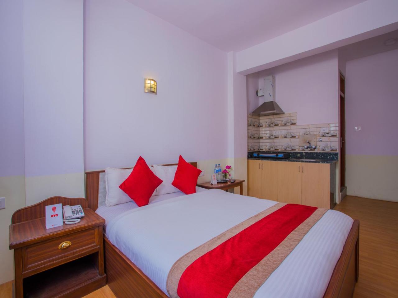 Oyo 255 White Zambala Hotel カトマンズ エクステリア 写真