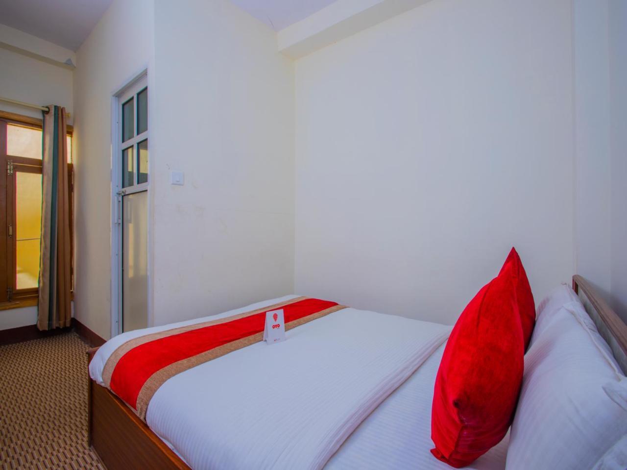 Oyo 255 White Zambala Hotel カトマンズ エクステリア 写真