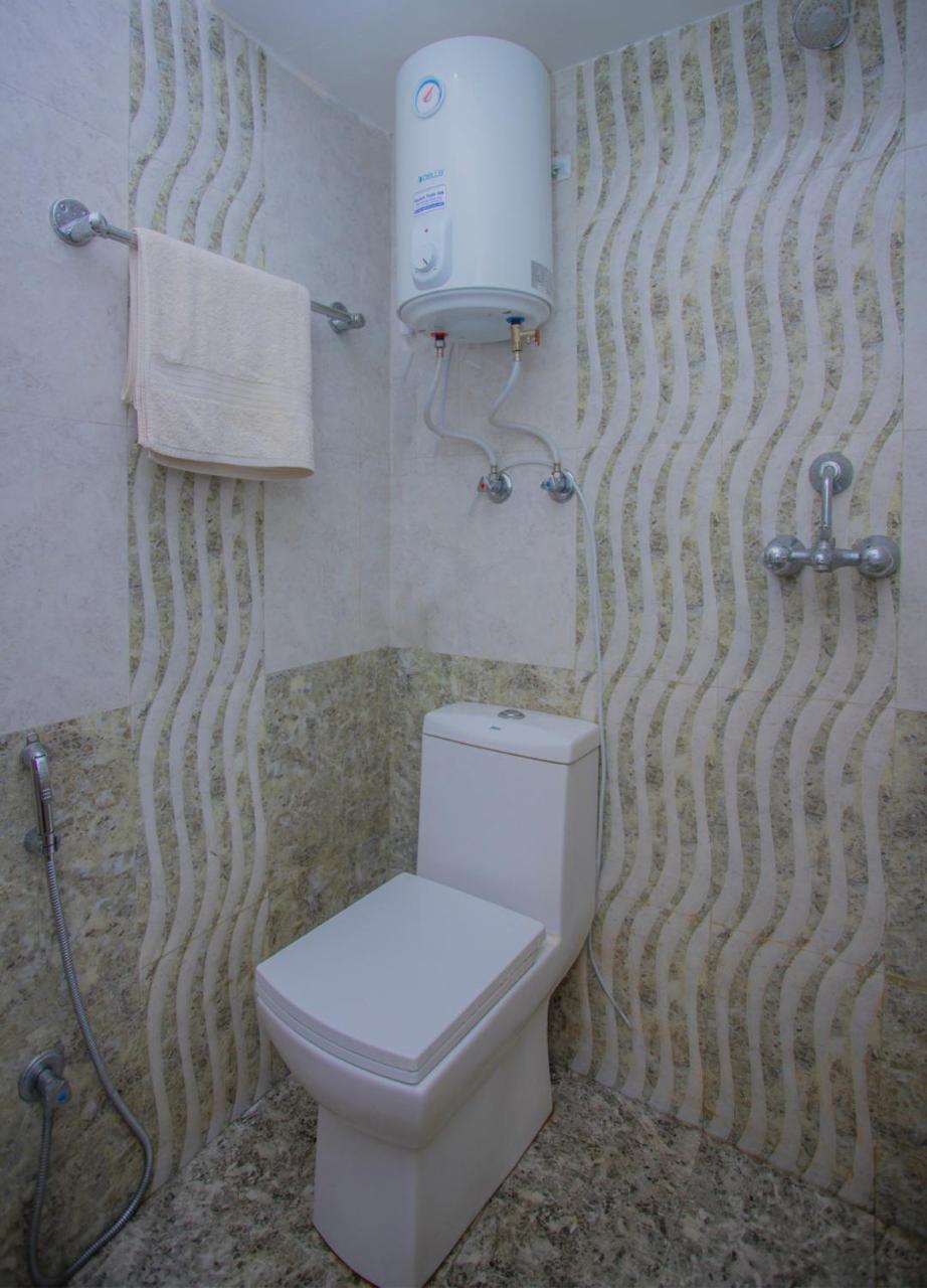 Oyo 255 White Zambala Hotel カトマンズ エクステリア 写真