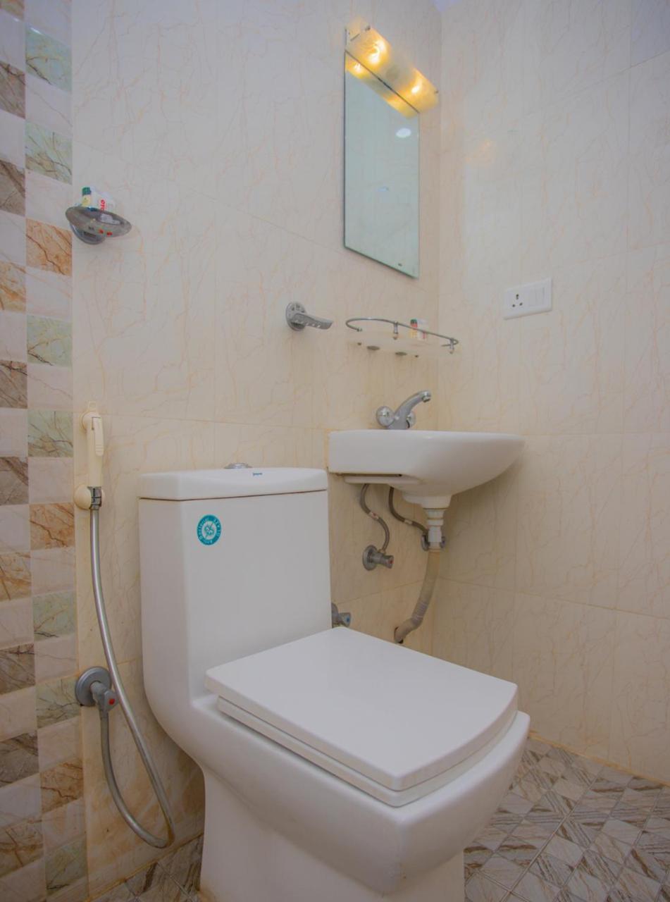 Oyo 255 White Zambala Hotel カトマンズ エクステリア 写真